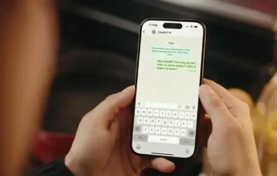 Bir kişinin iPhone üzerinden ChatGPT'ye yazılı soru sorduğu WhatsApp ekranı.