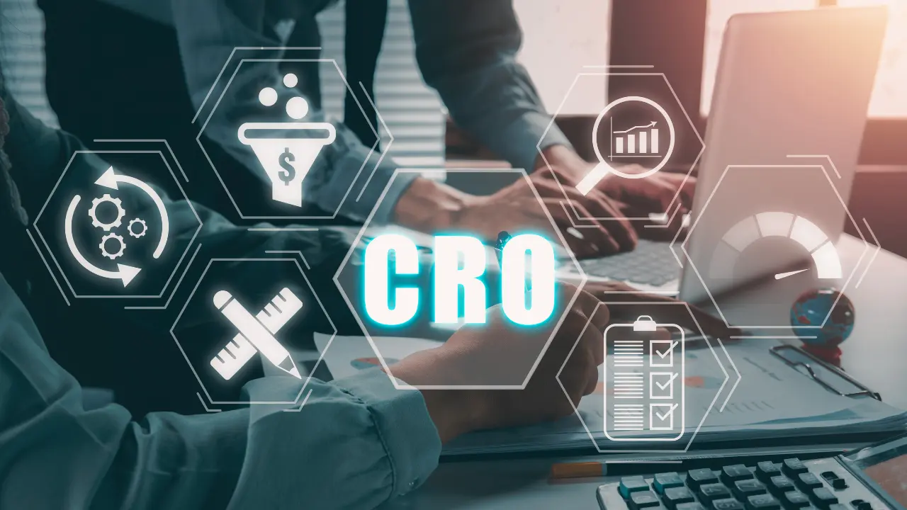 Bir iş yerinde CRO (Conversion Rate Optimization) süreçlerine odaklanmış ekip üyeleri, dijital pazarlama stratejileri üzerinde çalışıyor.