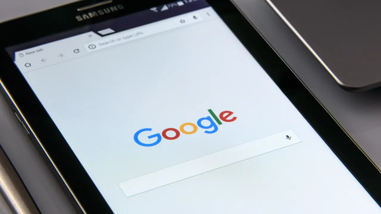 Samsung cihazda Google ana sayfası açık bir ekran görüntüsü.