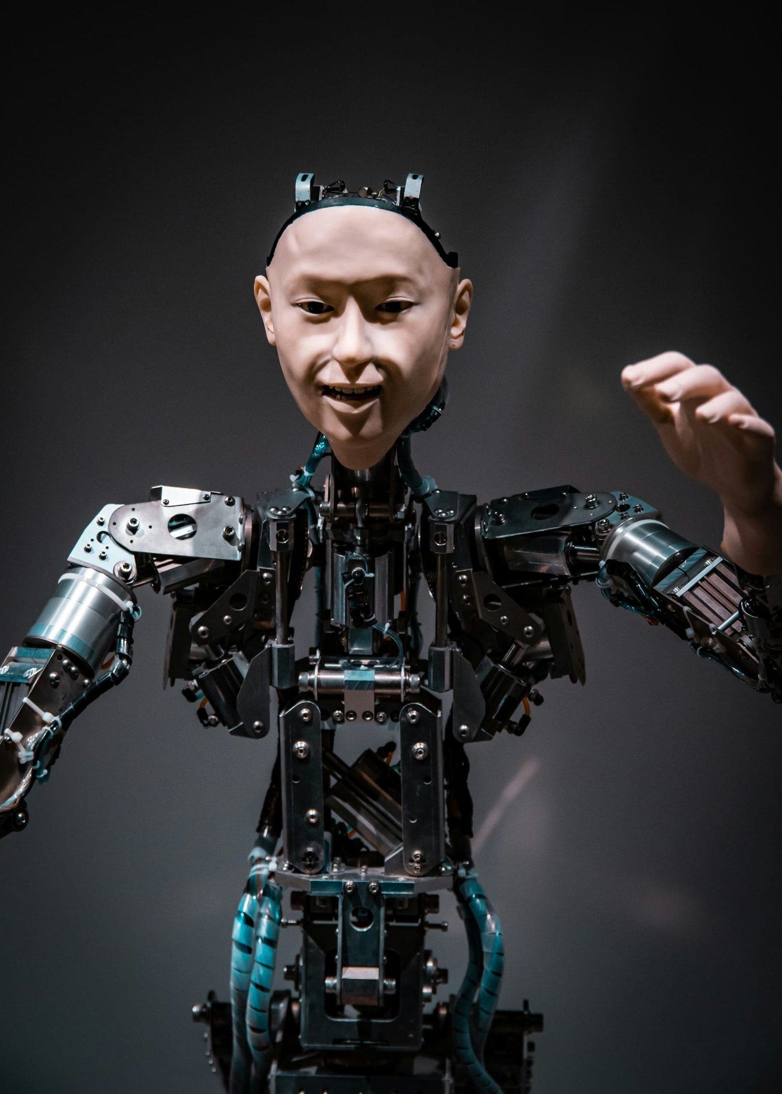 İleri düzeyde humanoid robot, mekanik ve robotik parçalarıyla ayrıntılı tasarım ve özellikler sergileyen bir model.
